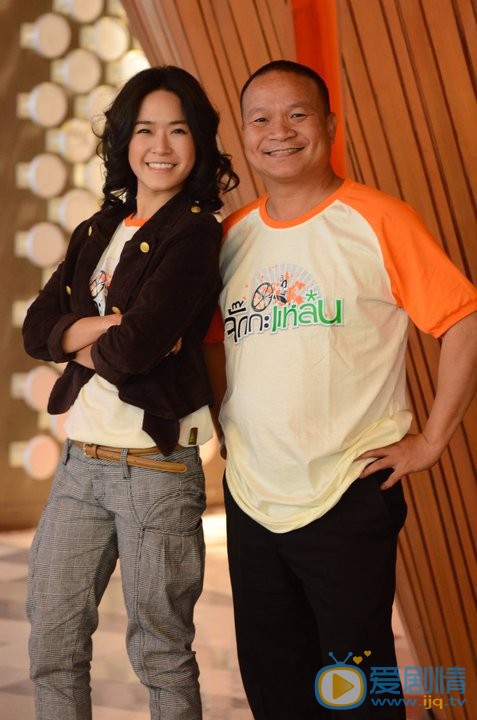 杰佳·亚宁与人合照 杰佳·亚宁高清写真_杰佳·亚宁高清剧照