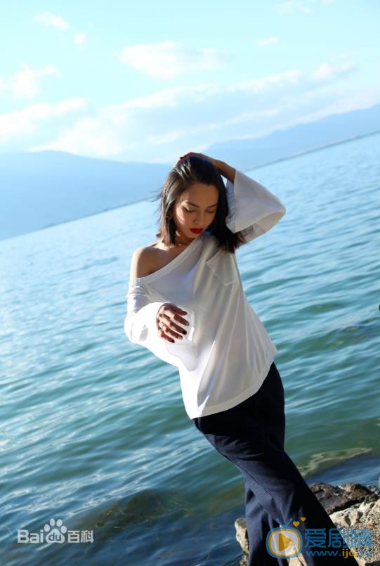 王若伊夏日街拍 王若伊高清写真_王若伊高清剧照