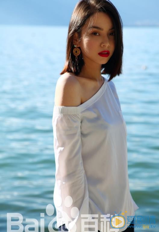 王若伊夏日街拍 王若伊高清写真_王若伊高清剧照