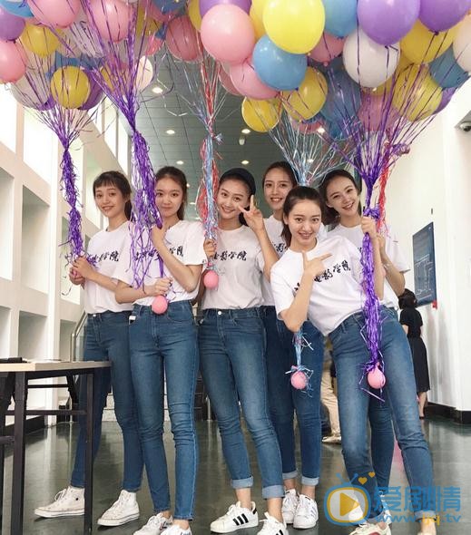 王馨悦与人合照 王馨悦高清写真_王馨悦高清剧照