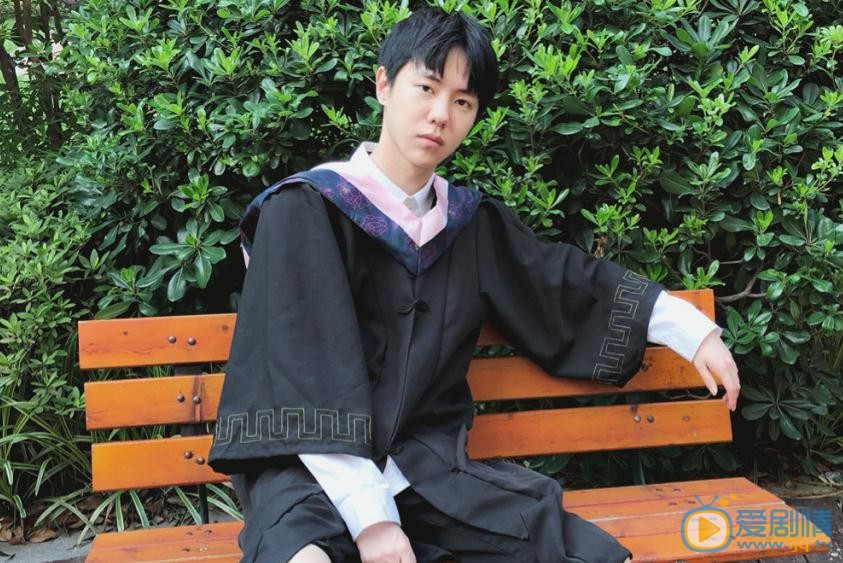 吕昀峰毕业照 吕昀峰高清写真_吕昀峰高清剧照
