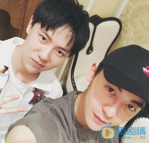 吕昀峰与人合照 吕昀峰高清写真_吕昀峰高清剧照
