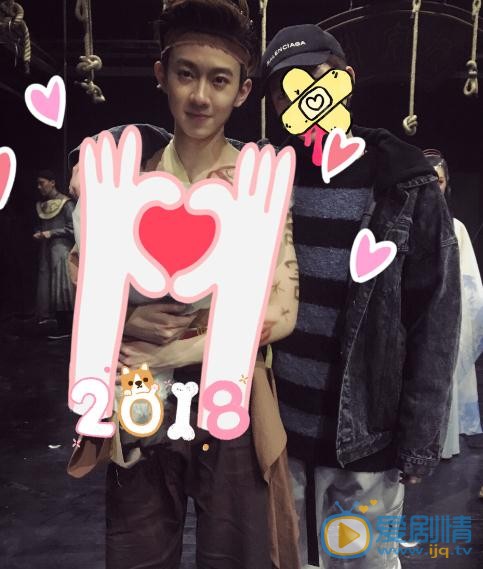 吕昀峰与人合照 吕昀峰高清写真_吕昀峰高清剧照