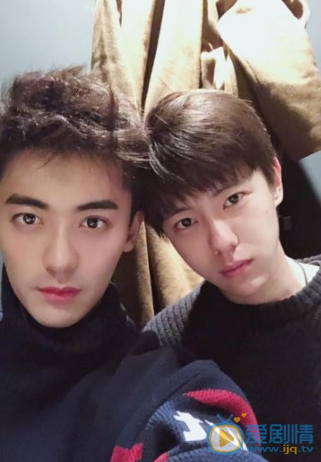 吕昀峰与人合照 吕昀峰高清写真_吕昀峰高清剧照