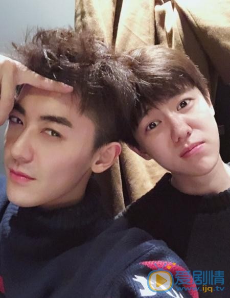 吕昀峰与人合照 吕昀峰高清写真_吕昀峰高清剧照