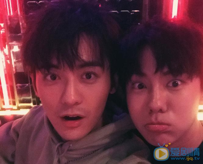 吕昀峰与人合照 吕昀峰高清写真_吕昀峰高清剧照