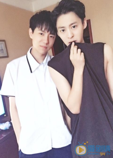 吕昀峰与人合照 吕昀峰高清写真_吕昀峰高清剧照
