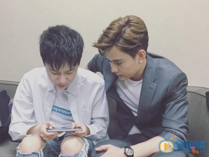 吕昀峰与人合照 吕昀峰高清写真_吕昀峰高清剧照