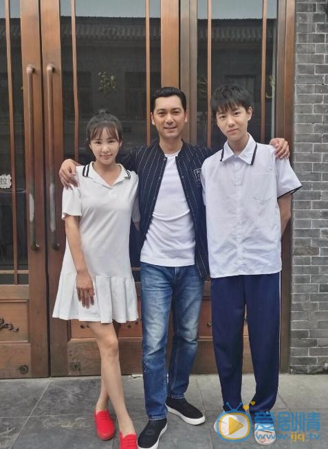 吕昀峰与人合照 吕昀峰高清写真_吕昀峰高清剧照