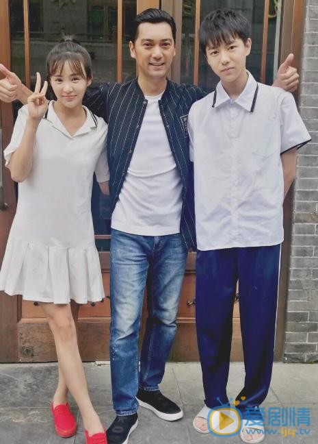 吕昀峰与人合照 吕昀峰高清写真_吕昀峰高清剧照