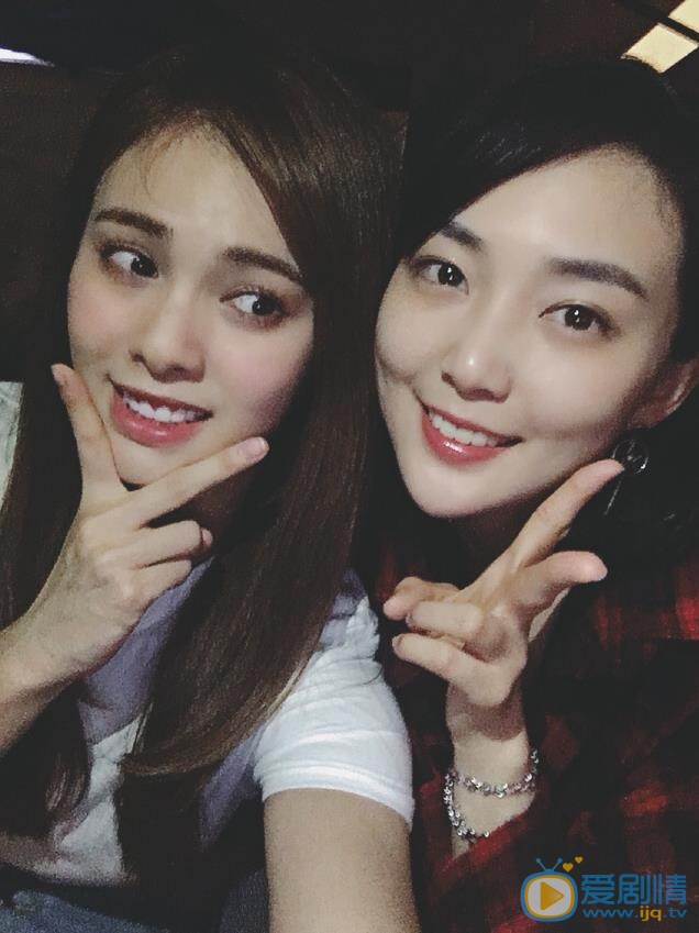 嘉容与人合照 嘉容高清写真_嘉容高清剧照