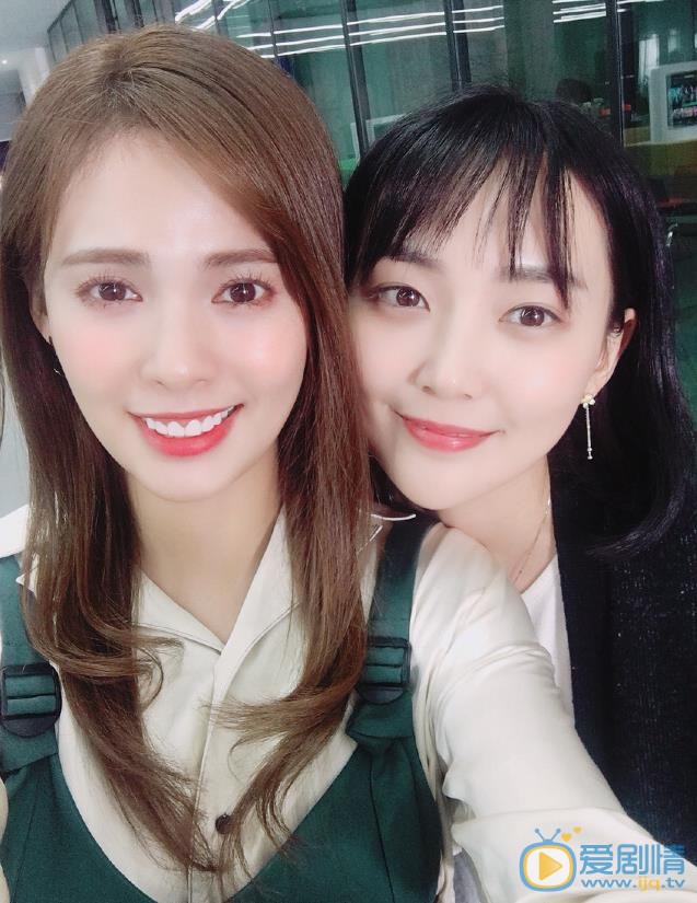 嘉容与人合照 嘉容高清写真_嘉容高清剧照