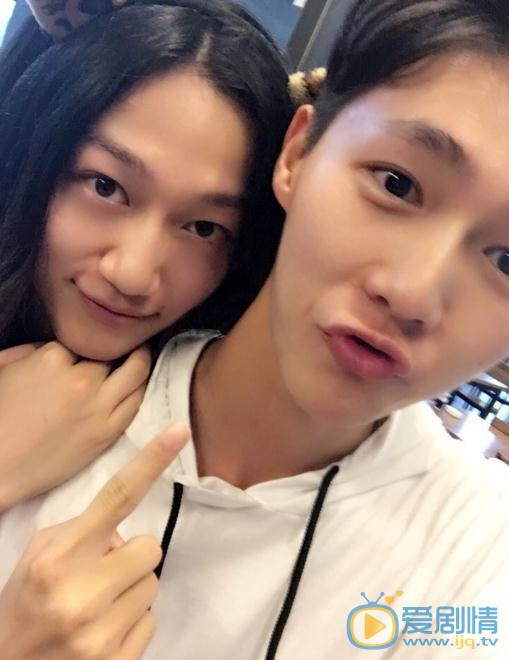 李明源与人合照 李明源高清写真_李明源高清剧照