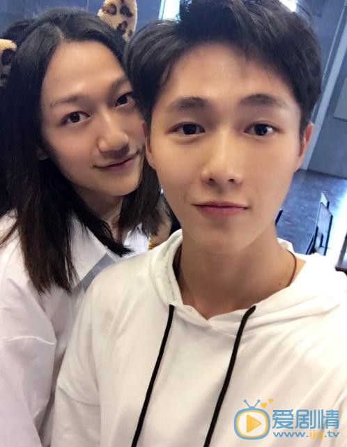 李明源与人合照 李明源高清写真_李明源高清剧照