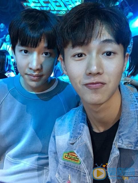 李明源与人合照 李明源高清写真_李明源高清剧照