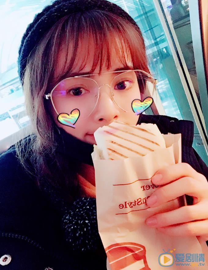 嘉容可爱连拍 嘉容高清写真_嘉容高清剧照