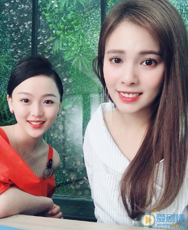 嘉容与人合照 嘉容高清写真_嘉容高清剧照
