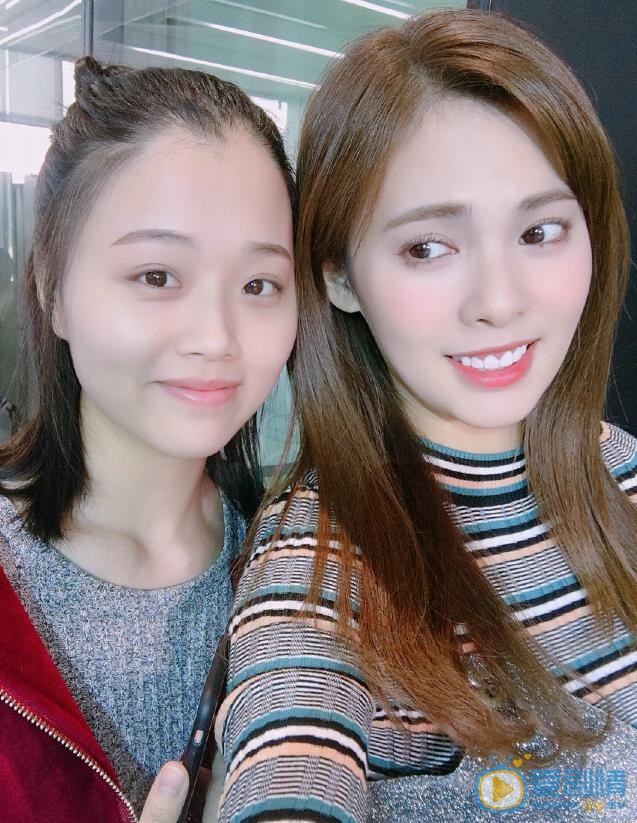 嘉容与人合照 嘉容高清写真_嘉容高清剧照