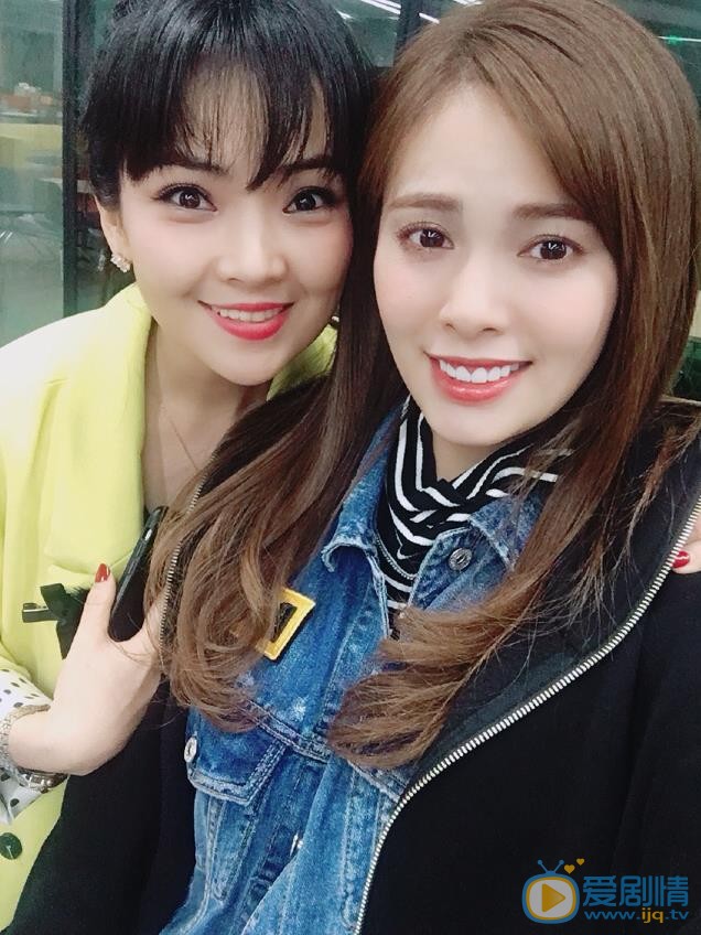 嘉容与人合照 嘉容高清写真_嘉容高清剧照