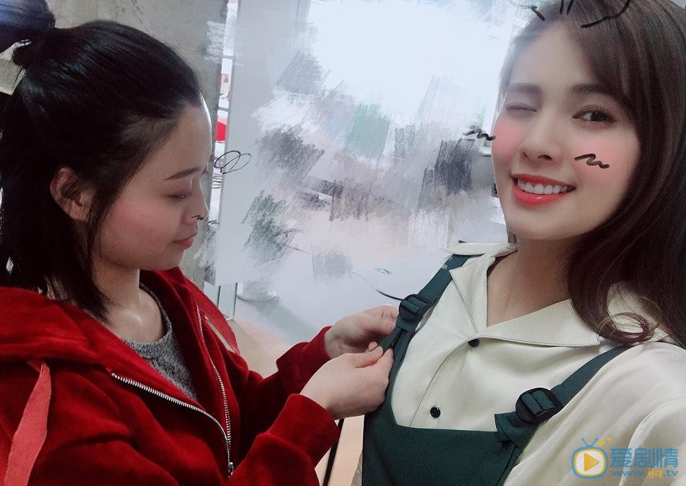 嘉容与人合照 嘉容高清写真_嘉容高清剧照
