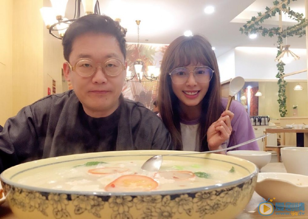嘉容与人合照 嘉容高清写真_嘉容高清剧照