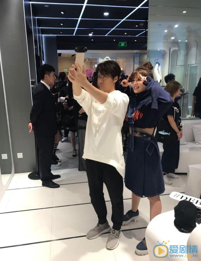 嘉容与人合照 嘉容高清写真_嘉容高清剧照