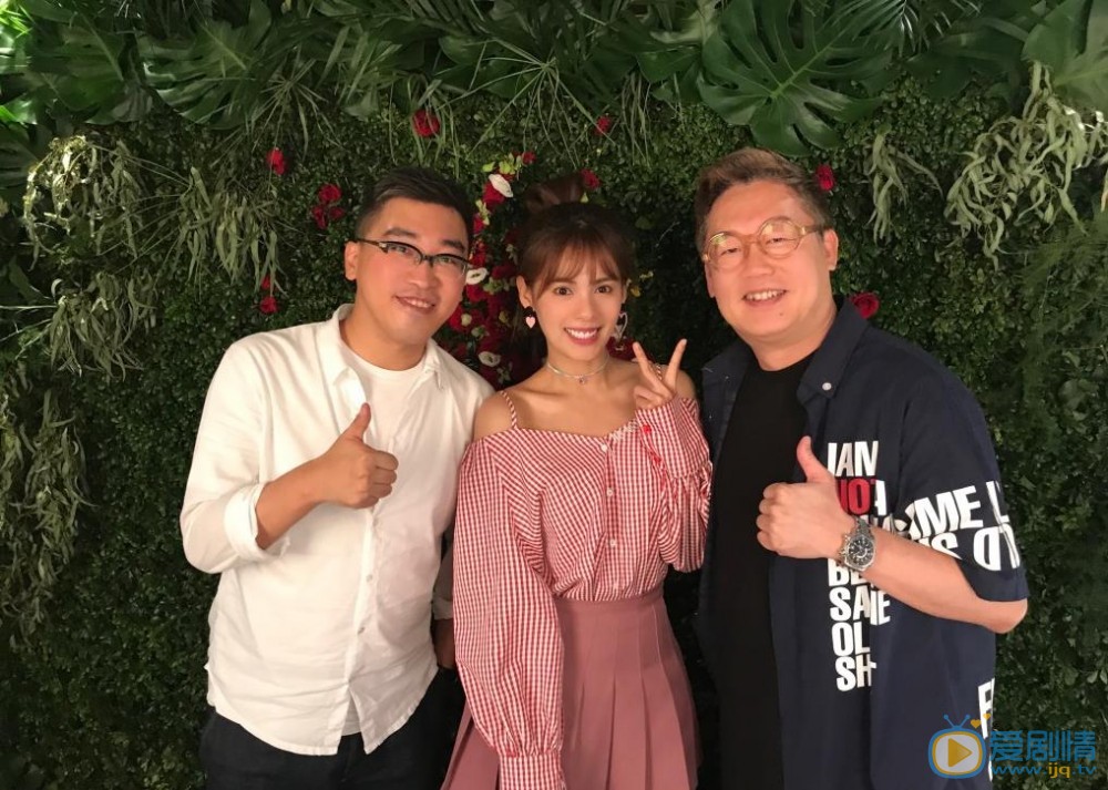 嘉容与人合照 嘉容高清写真_嘉容高清剧照