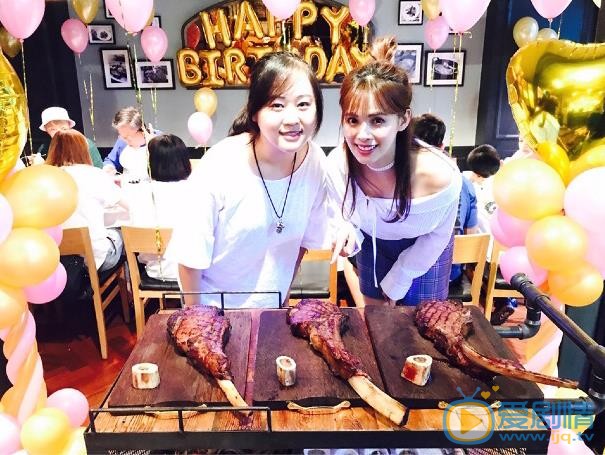 嘉容与人合照 嘉容高清写真_嘉容高清剧照