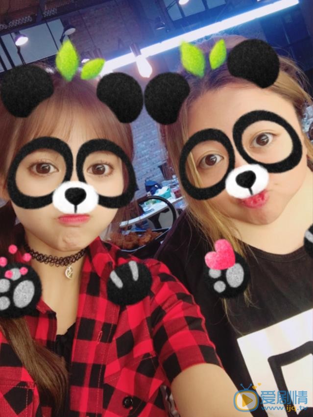 嘉容与人合照 嘉容高清写真_嘉容高清剧照