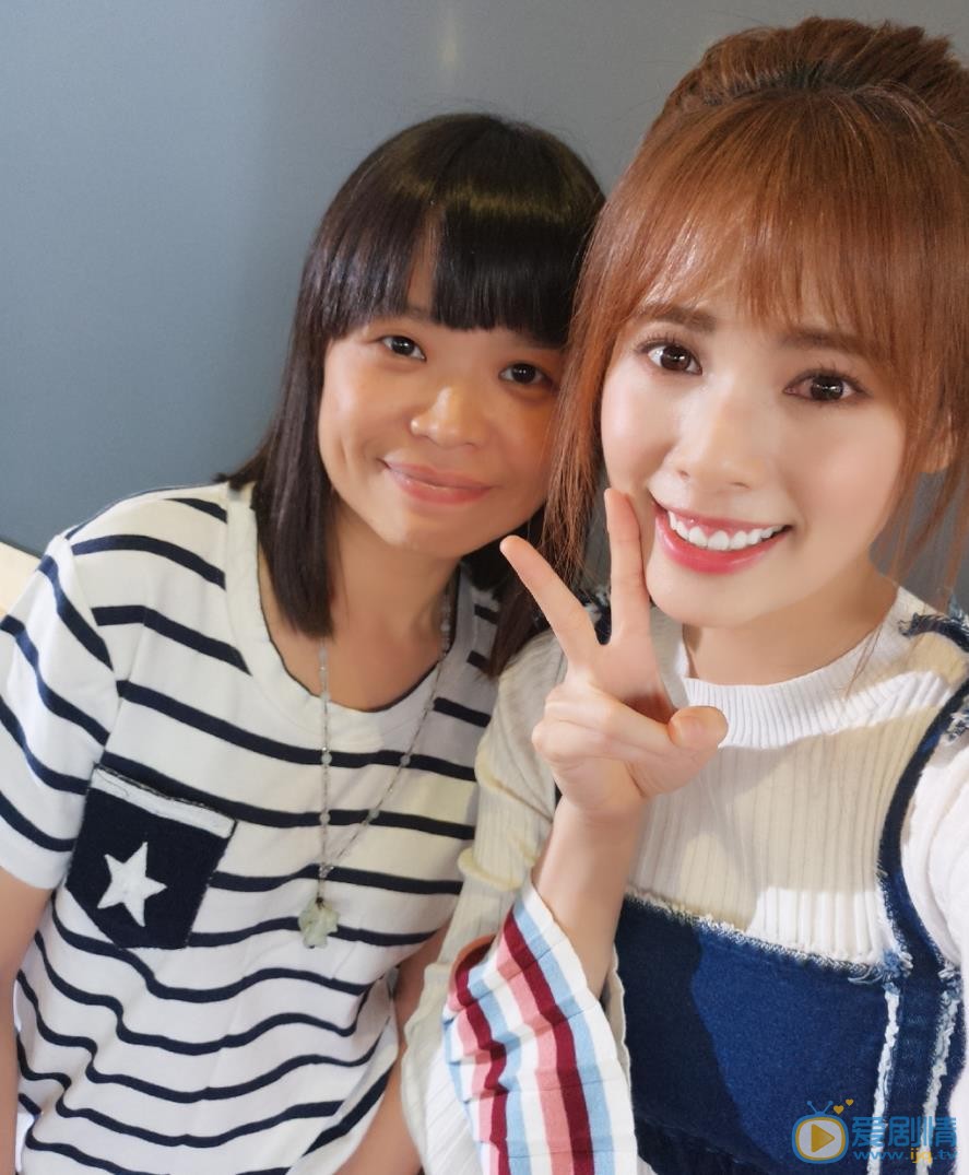 嘉容与人合照 嘉容高清写真_嘉容高清剧照