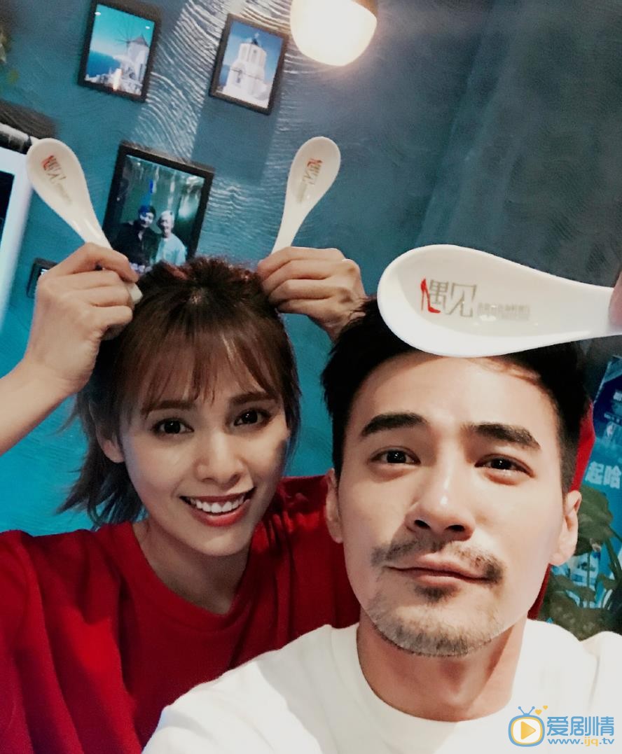 嘉容与人合照 嘉容高清写真_嘉容高清剧照