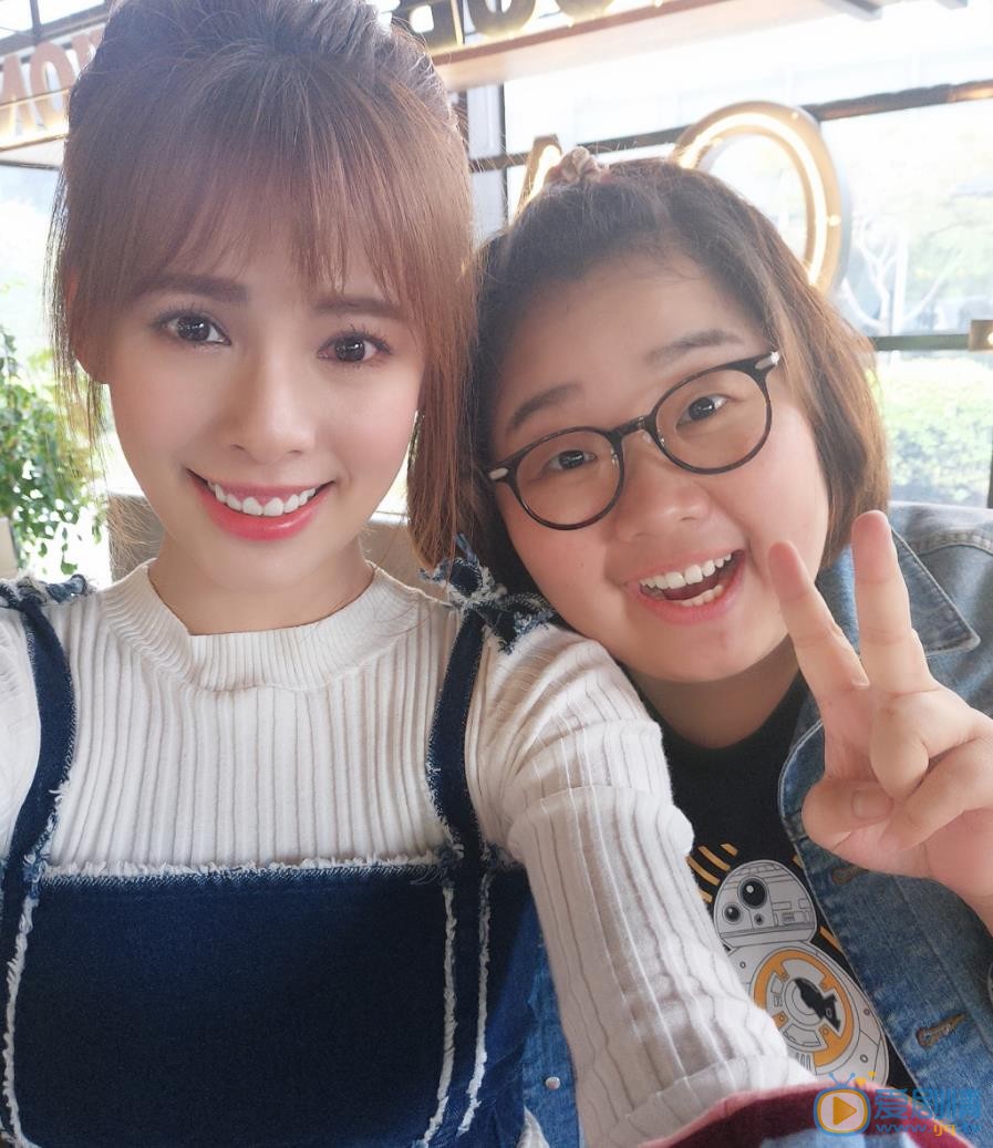 嘉容与人合照 嘉容高清写真_嘉容高清剧照