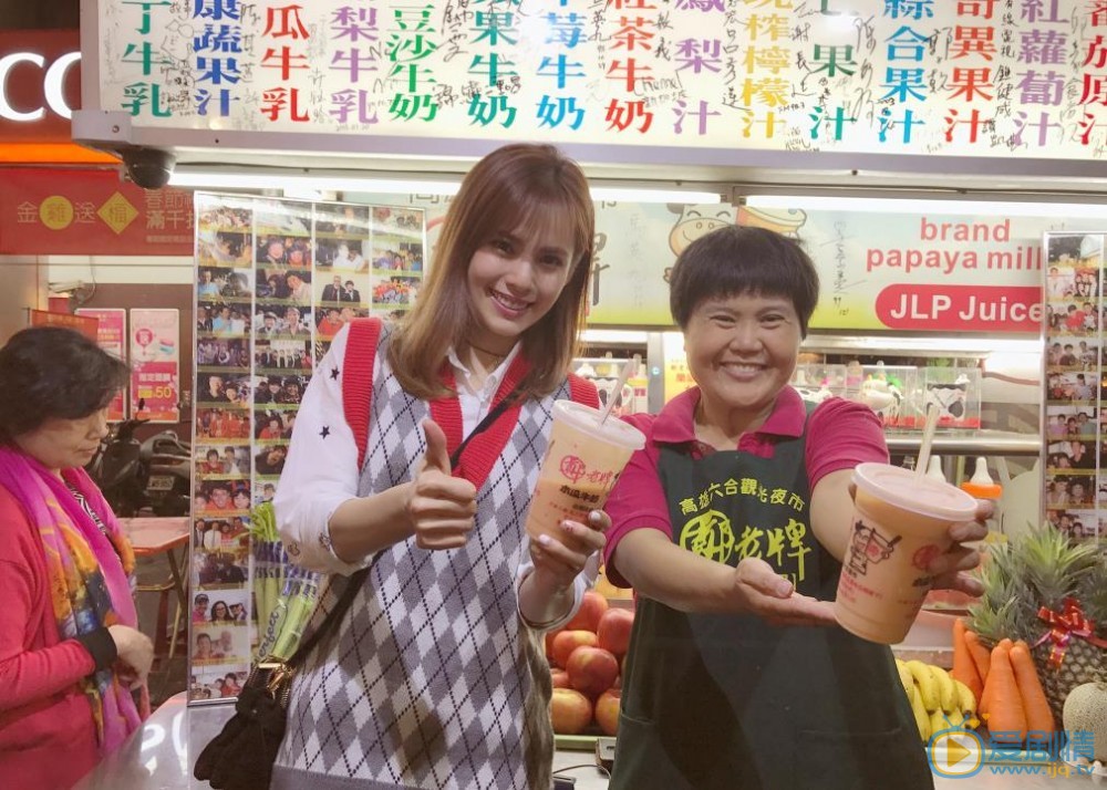 嘉容与人合照 嘉容高清写真_嘉容高清剧照
