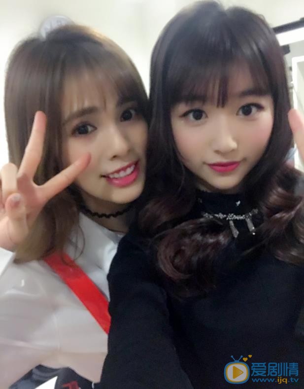 嘉容与人合照 嘉容高清写真_嘉容高清剧照