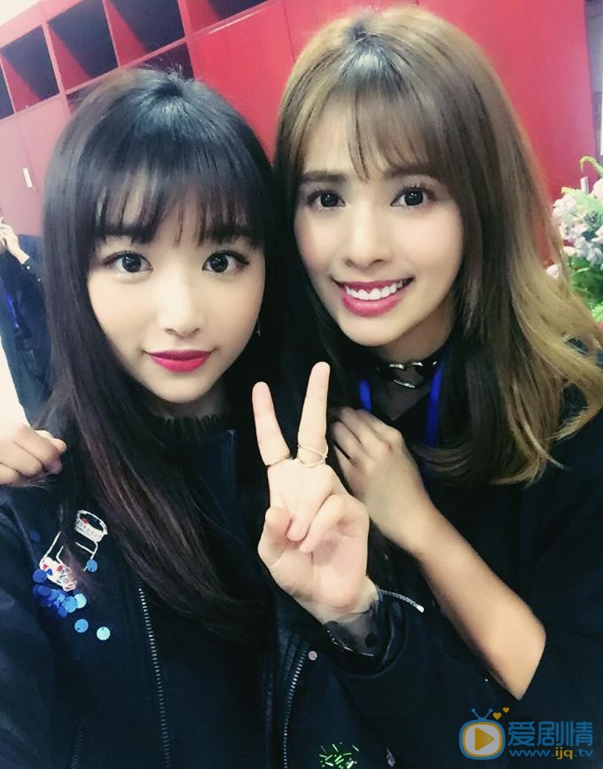 嘉容与人合照 嘉容高清写真_嘉容高清剧照