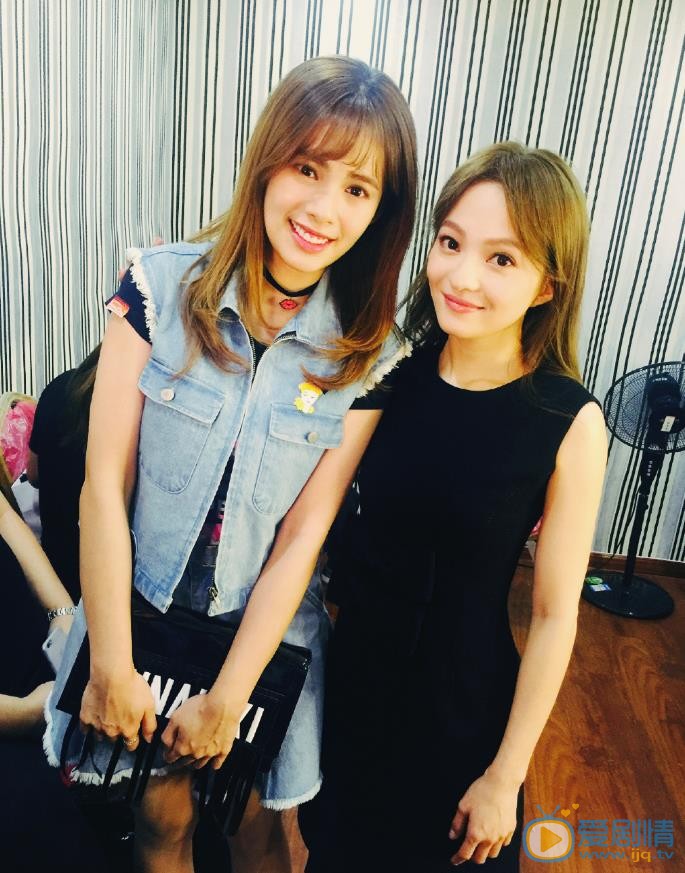 嘉容与人合照 嘉容高清写真_嘉容高清剧照