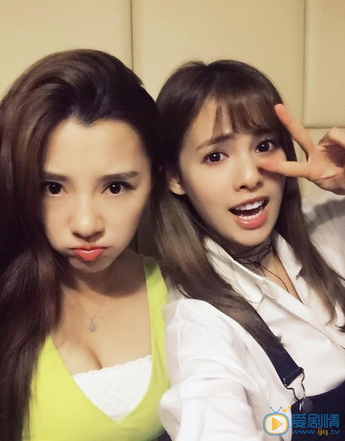 嘉容与人合照 嘉容高清写真_嘉容高清剧照