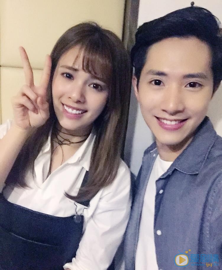 嘉容与人合照 嘉容高清写真_嘉容高清剧照