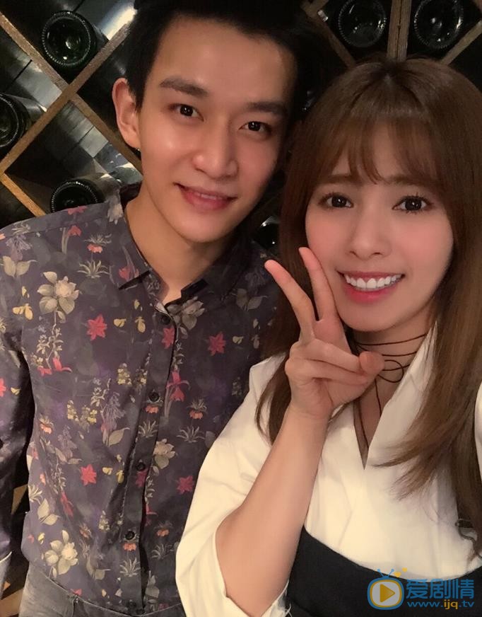 嘉容与人合照 嘉容高清写真_嘉容高清剧照