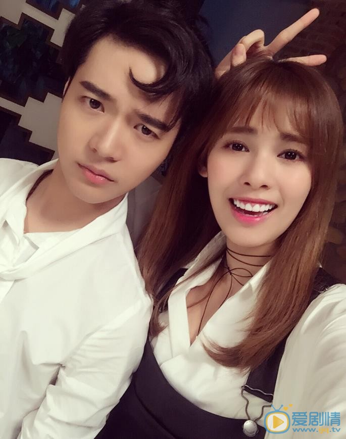 嘉容与人合照 嘉容高清写真_嘉容高清剧照