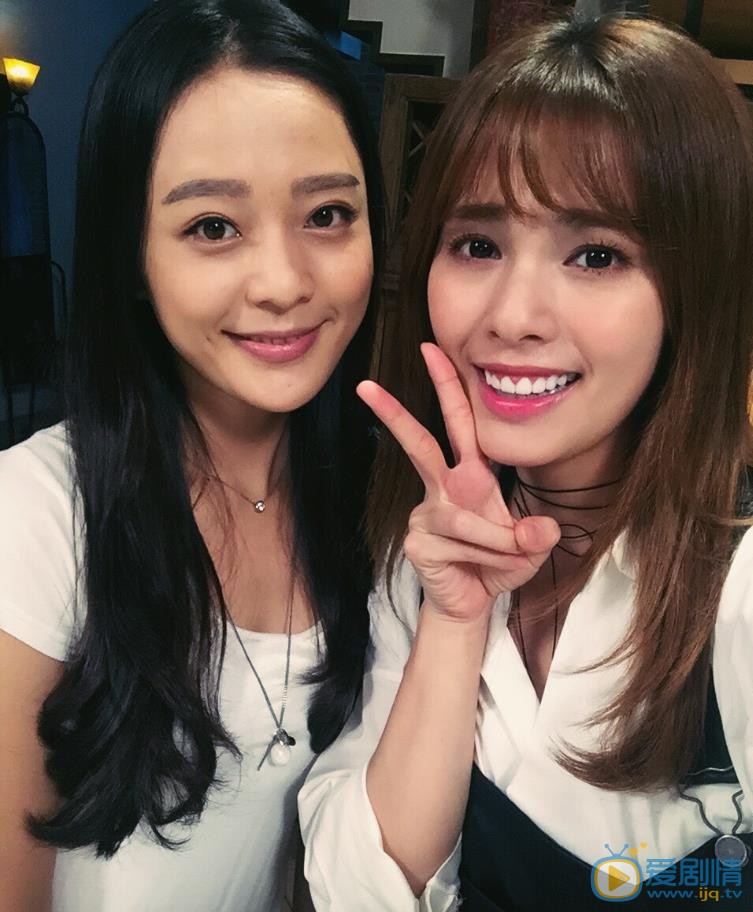 嘉容与人合照 嘉容高清写真_嘉容高清剧照