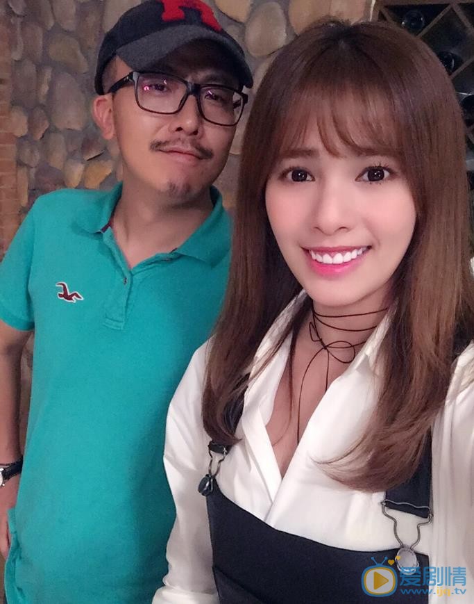 嘉容与人合照 嘉容高清写真_嘉容高清剧照