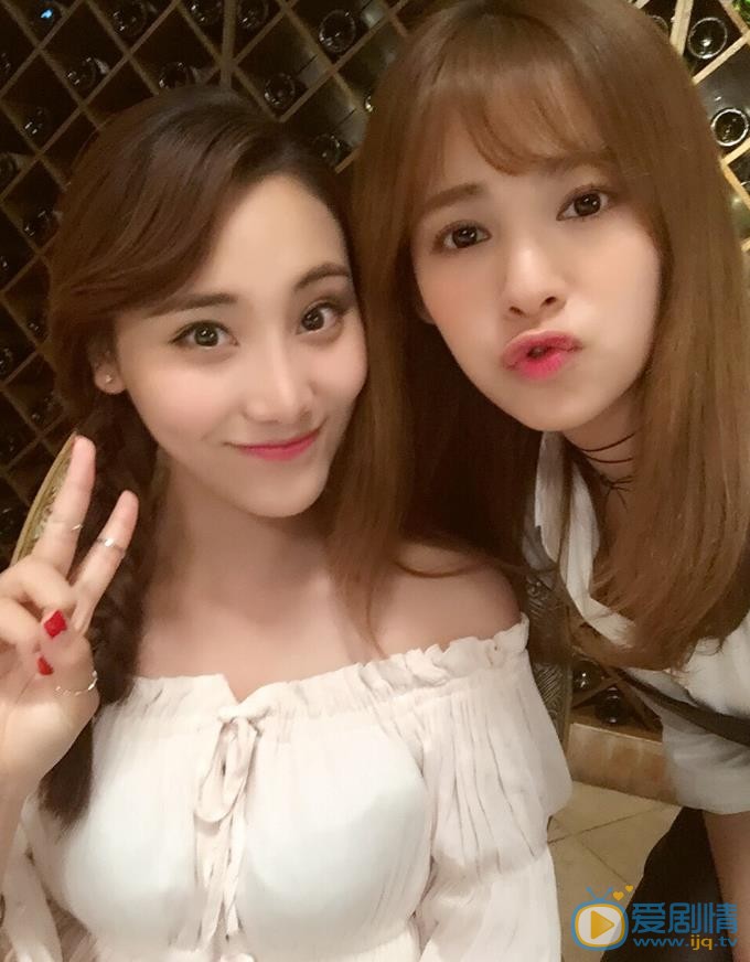 嘉容与人合照 嘉容高清写真_嘉容高清剧照