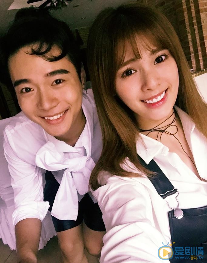 嘉容与人合照 嘉容高清写真_嘉容高清剧照