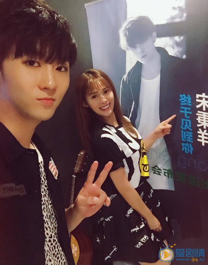 嘉容与人合照 嘉容高清写真_嘉容高清剧照