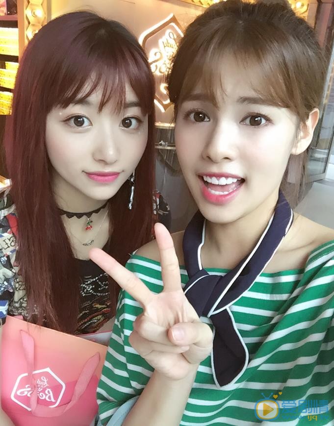 嘉容与人合照 嘉容高清写真_嘉容高清剧照