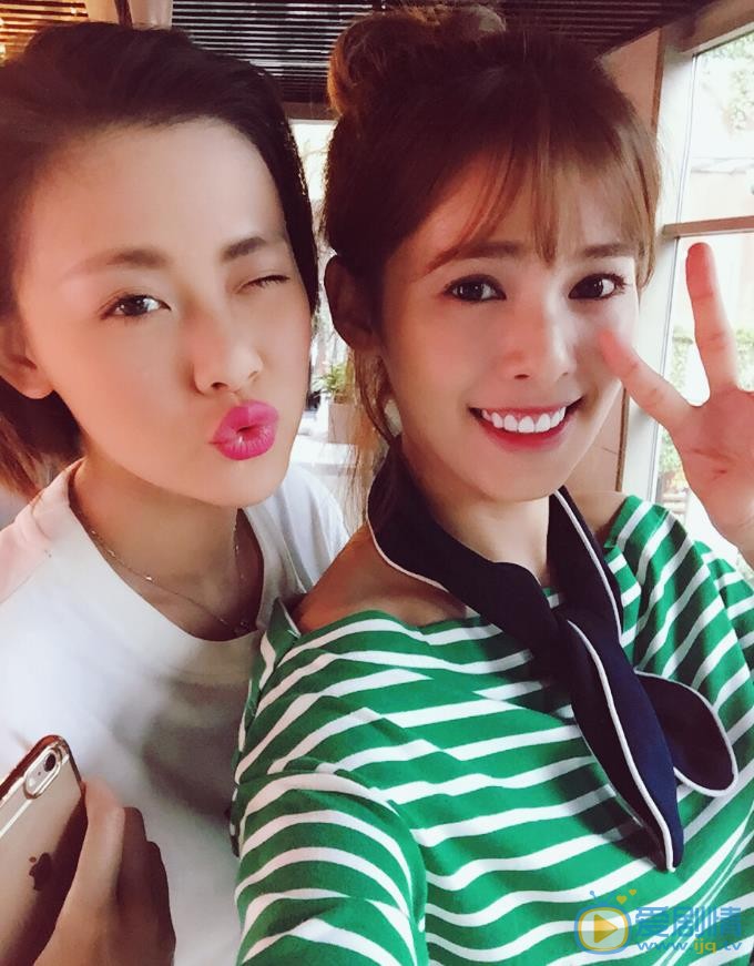 嘉容与人合照 嘉容高清写真_嘉容高清剧照