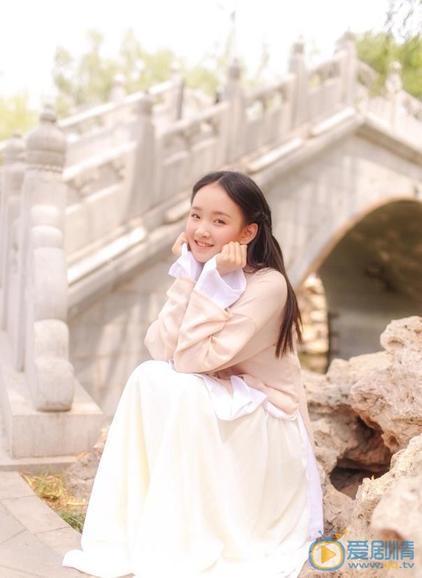 爱情进化论贾小美是谁饰演的？贾小美扮演者梁宝羚个人资料、写真及生活照欣赏
