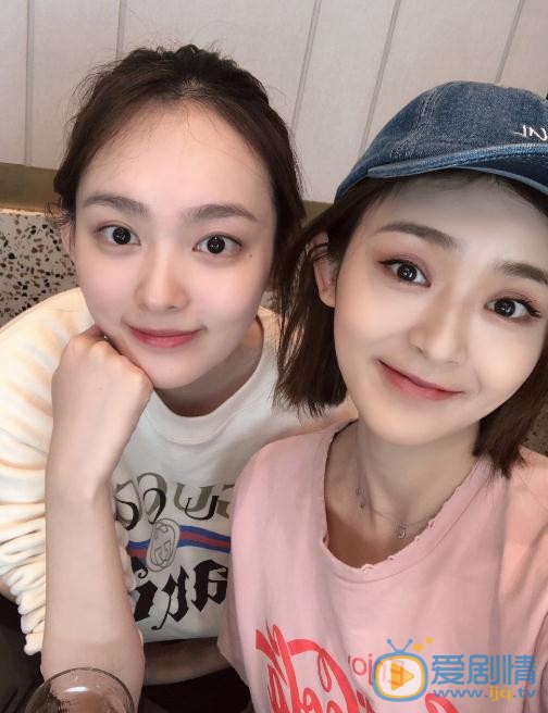 郭小炜与人合照 郭小炜高清写真_郭小炜高清剧照