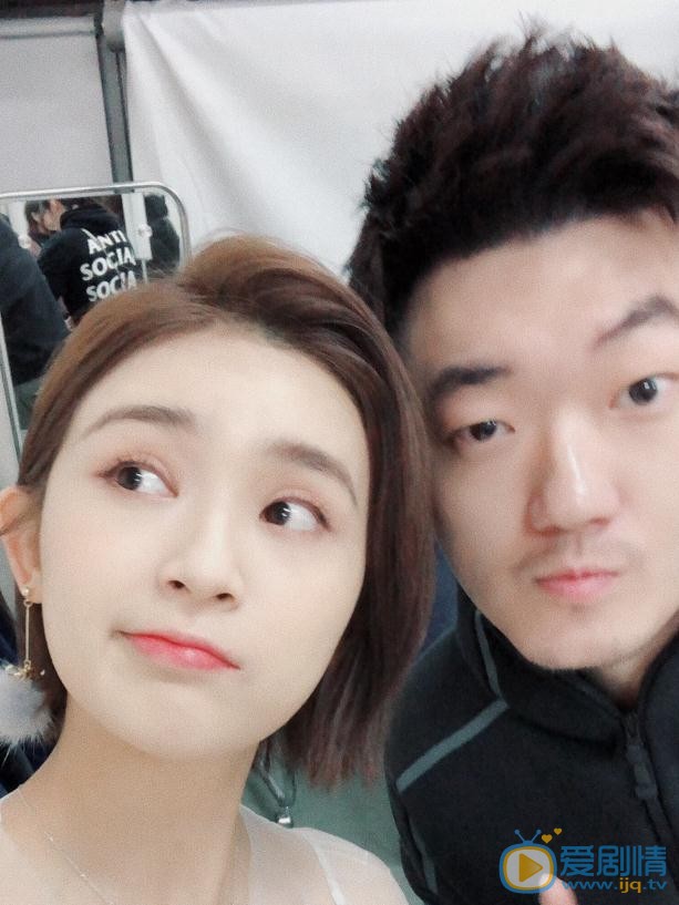 郭小炜与人合照 郭小炜高清写真_郭小炜高清剧照